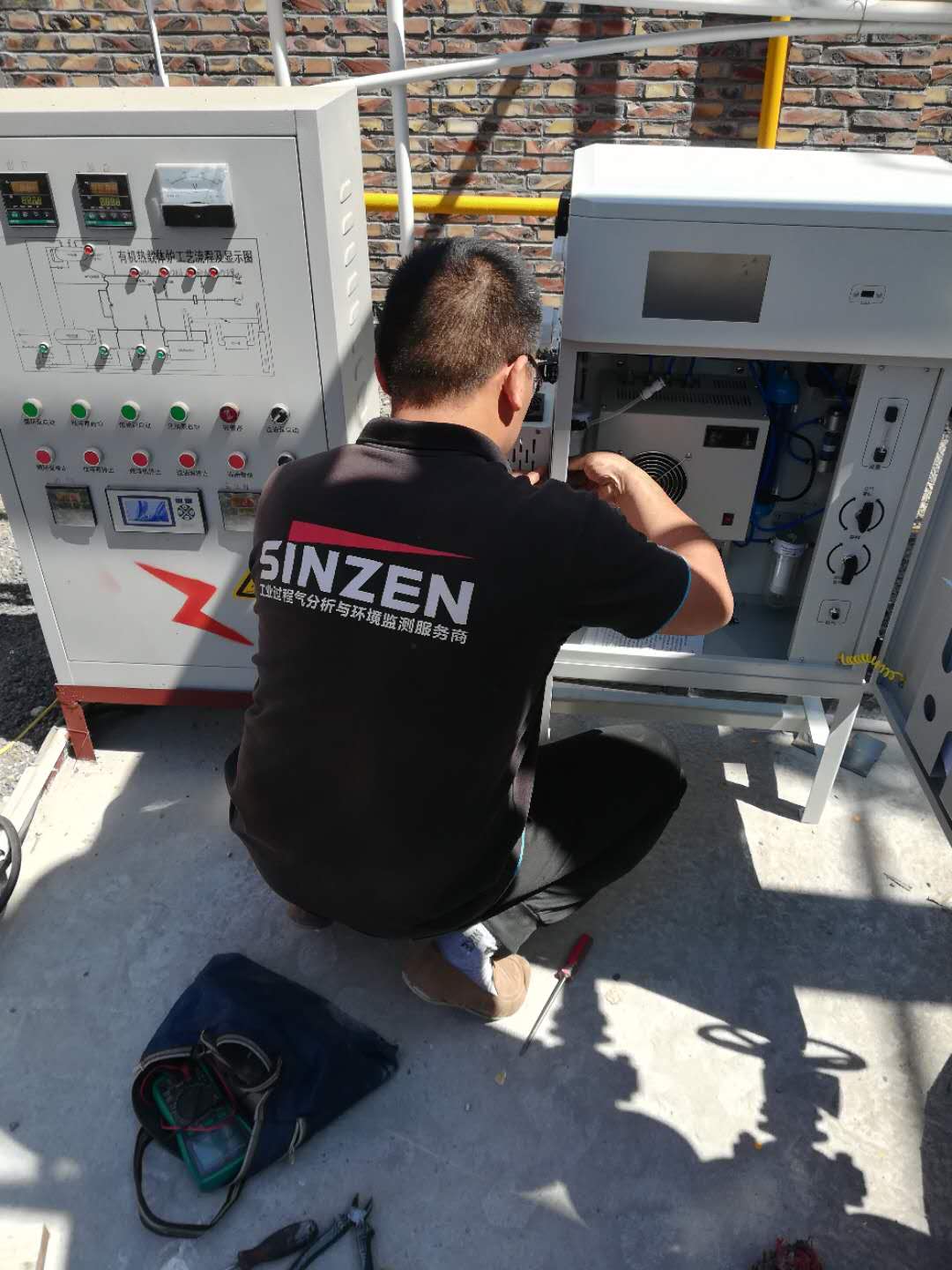 從事研發多年的老師，正在向大家展示預處理設備的安裝